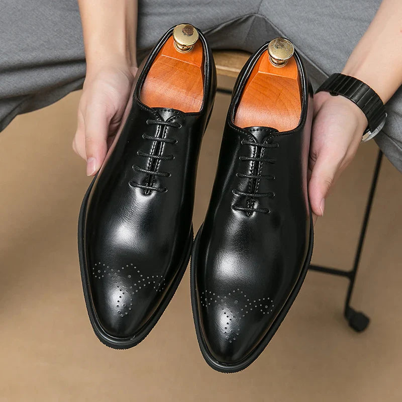 Oxford Shoes with Gloss Surface – Men’s Formal Style